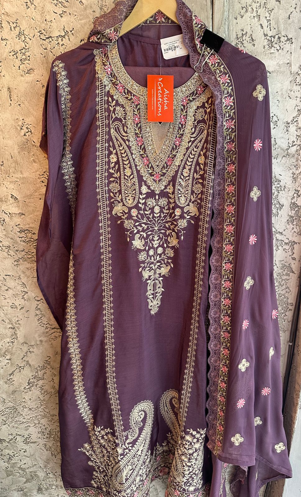 Soft chiffon Dupatta full in size with embroidered booties and scalloping on the borders