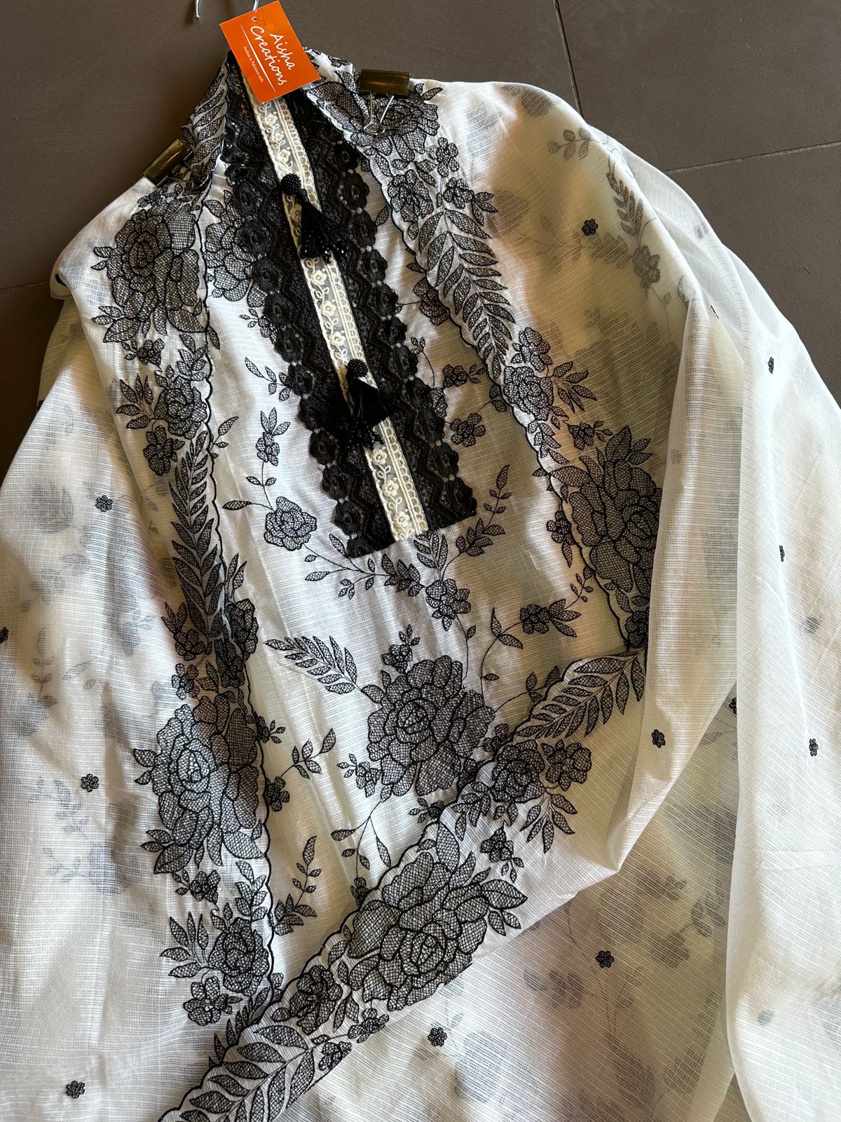 Pure and Soft original Kotta Doria with floral embroidered Jaal on the front with very smart
