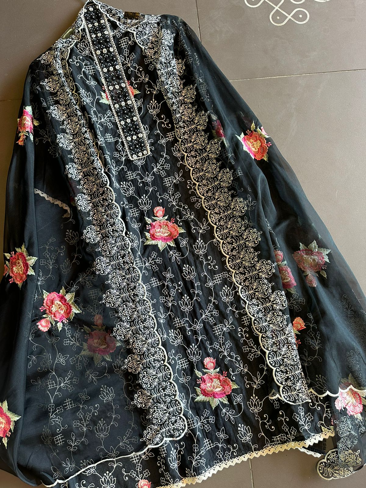 Pure and Soft original Kotta Doria with floral embroidered Jaal on the front with very smart