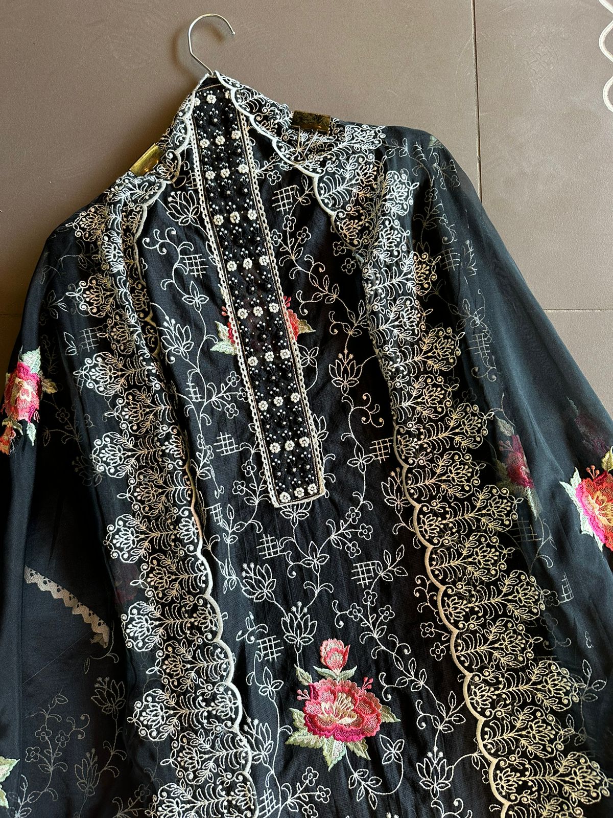 Pure and Soft original Kotta Doria with floral embroidered Jaal on the front with very smart