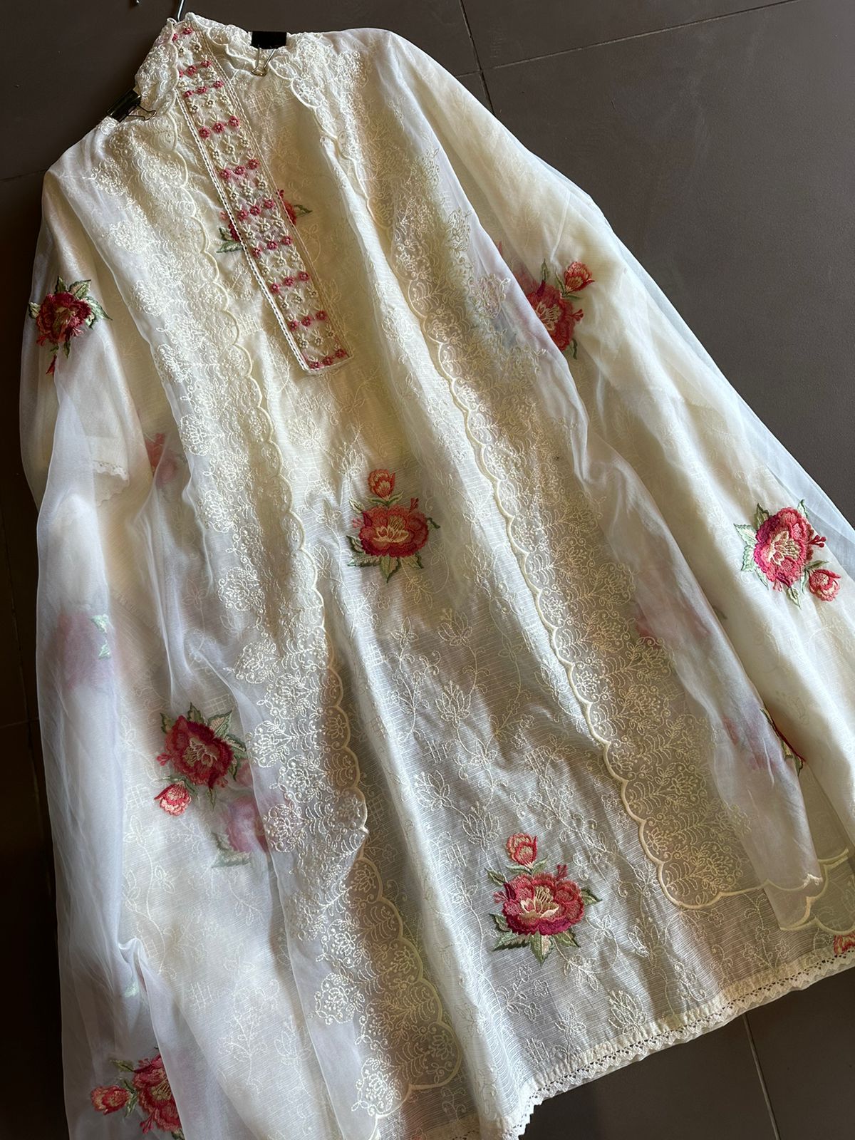 Pure and Soft original Kotta Doria with floral embroidered Jaal on the front with very smart