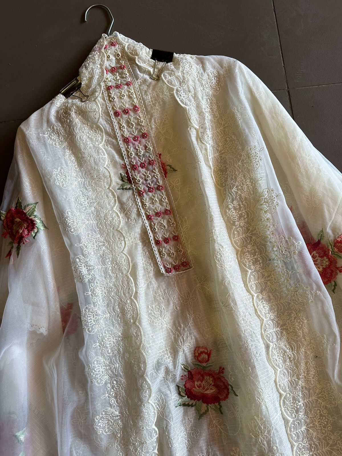 Pure and Soft original Kotta Doria with floral embroidered Jaal on the front with very smart