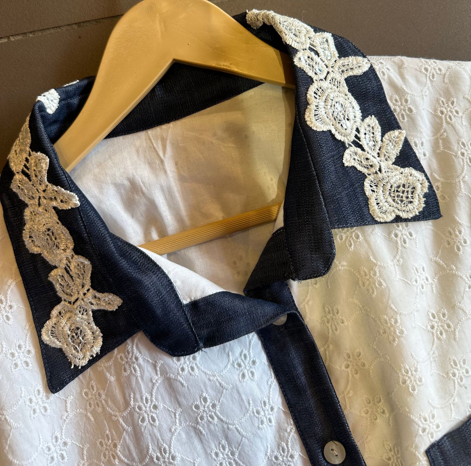 Chicken cotton shirt with pocket detailing on the front with leaf