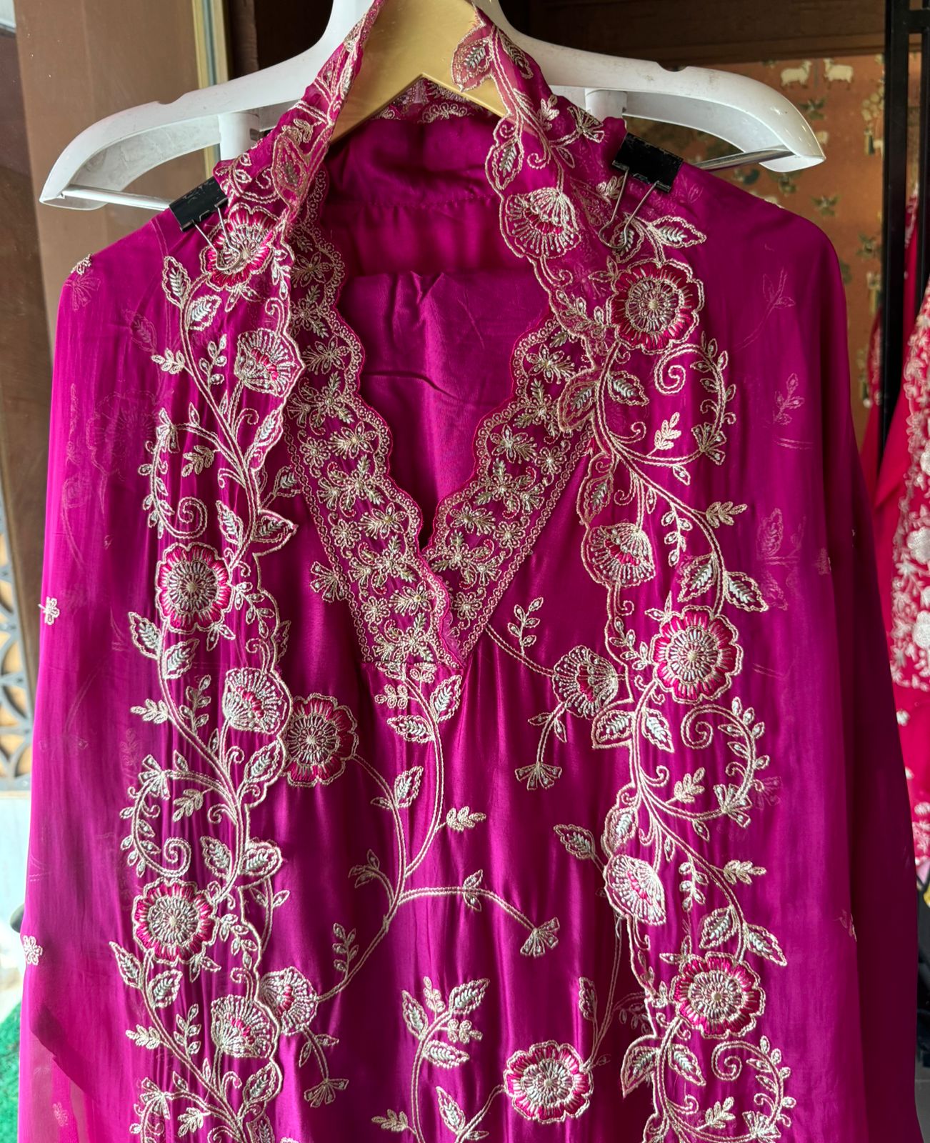 Show our new embroidered Silk Collection