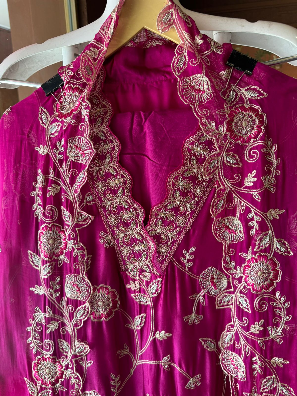 Show our new embroidered Silk Collection