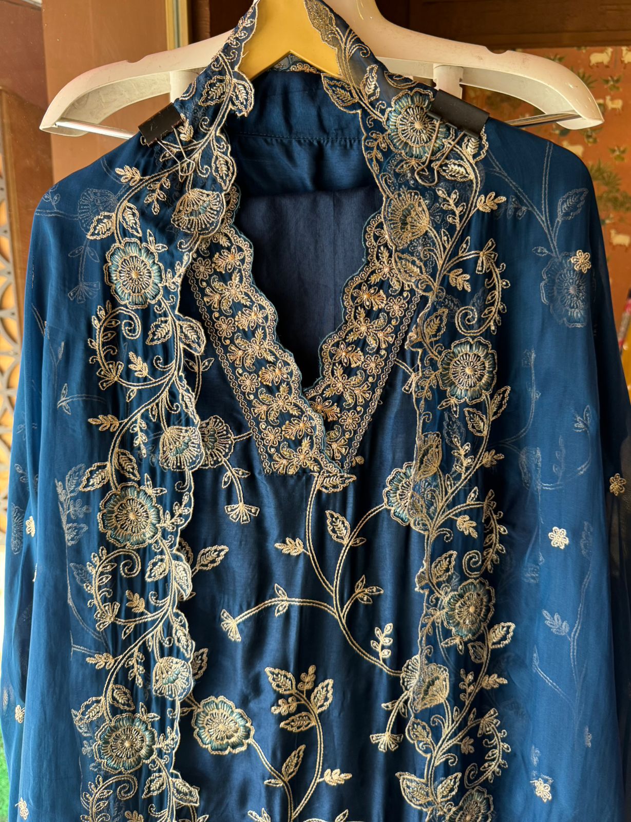 Show our new embroidered Silk Collection