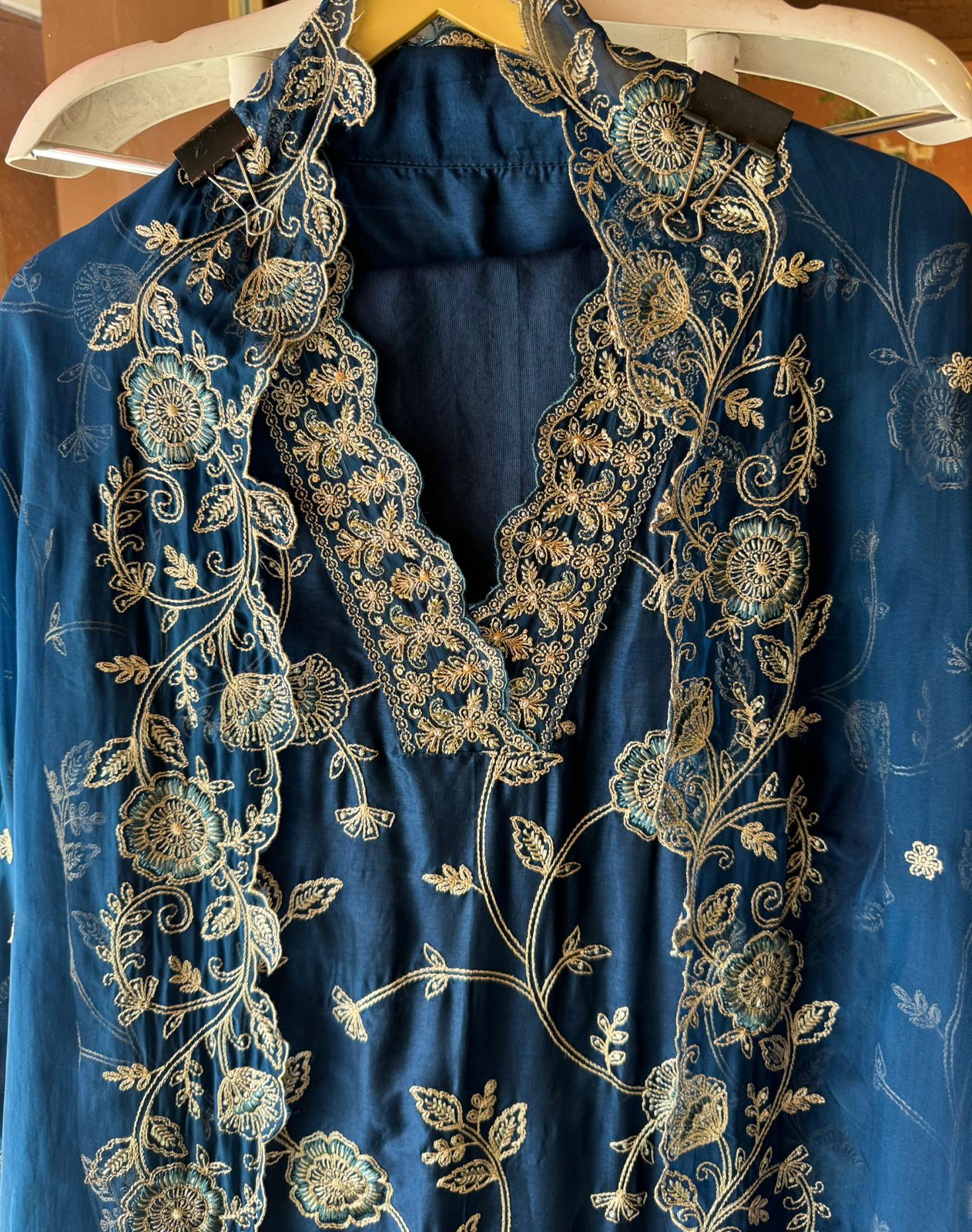 Show our new embroidered Silk Collection