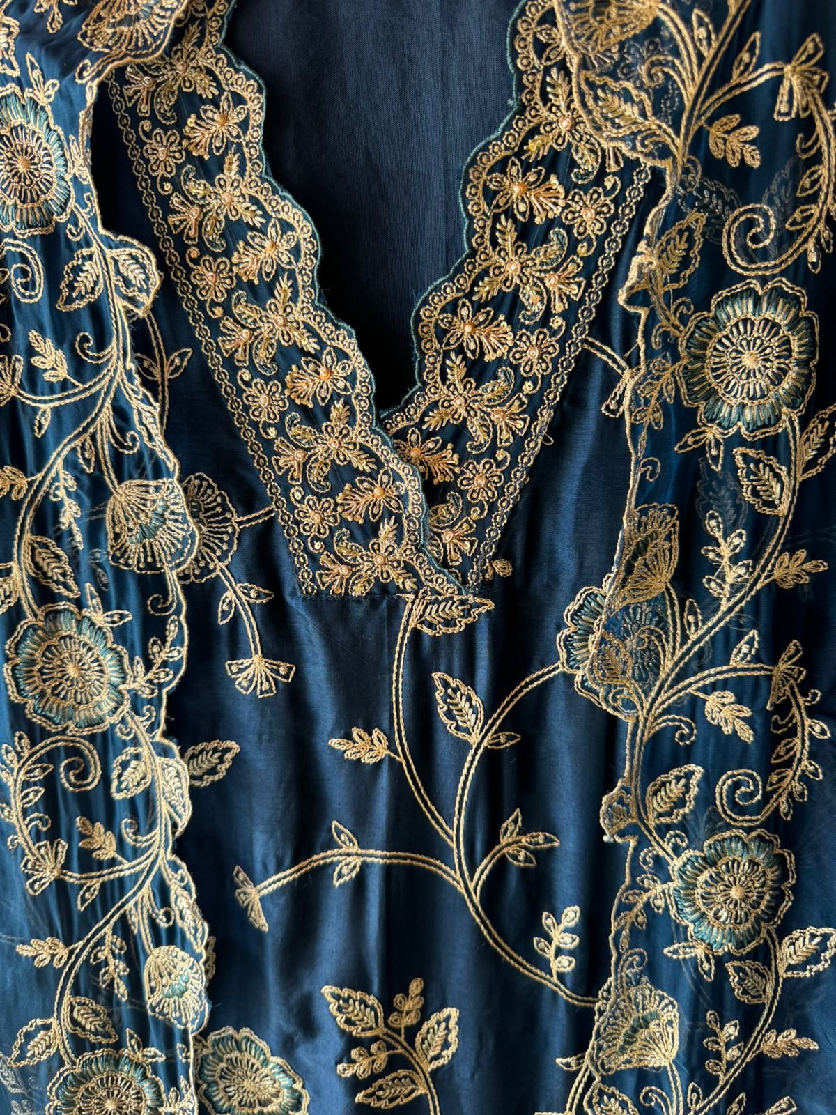 Show our new embroidered Silk Collection