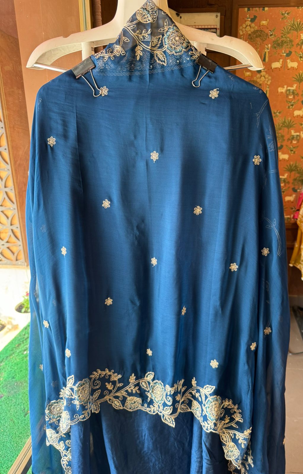 Show our new embroidered Silk Collection