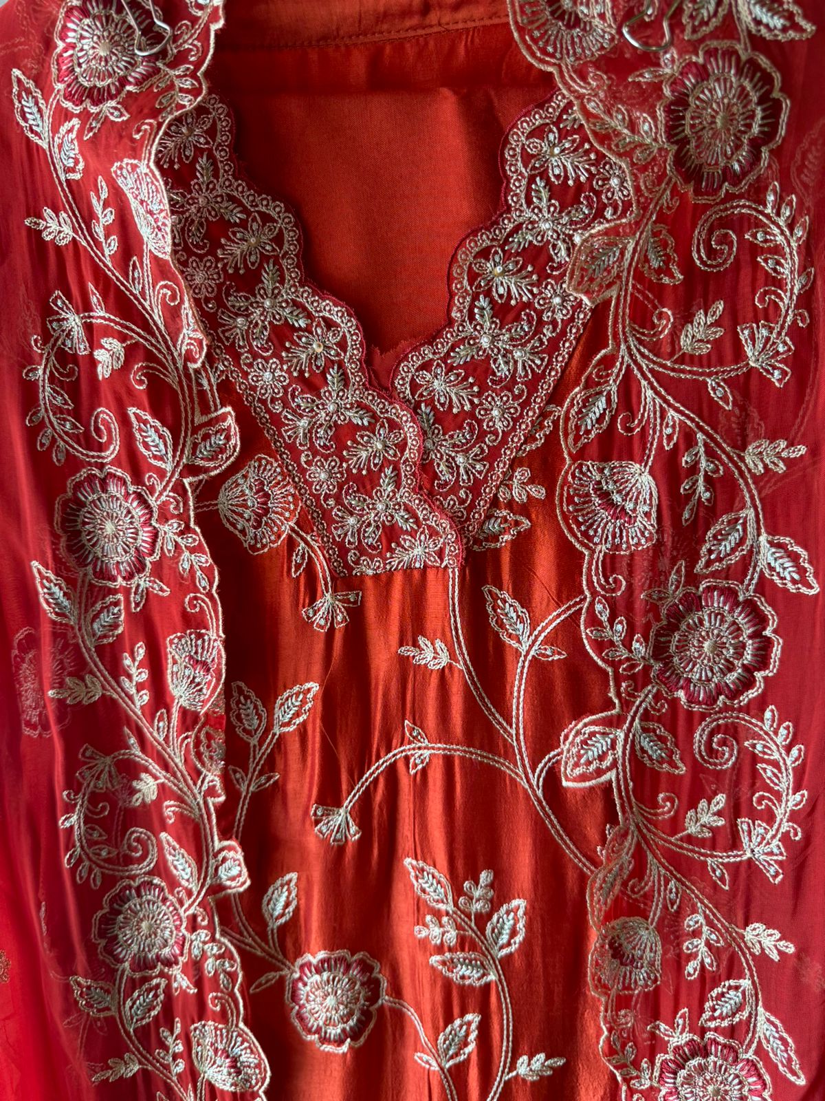 Show our new embroidered Silk Collection