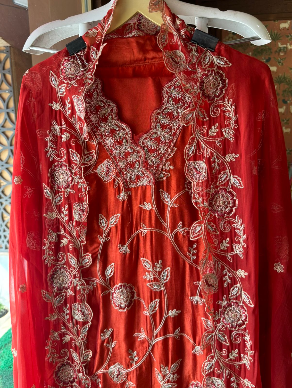 Show our new embroidered Silk Collection