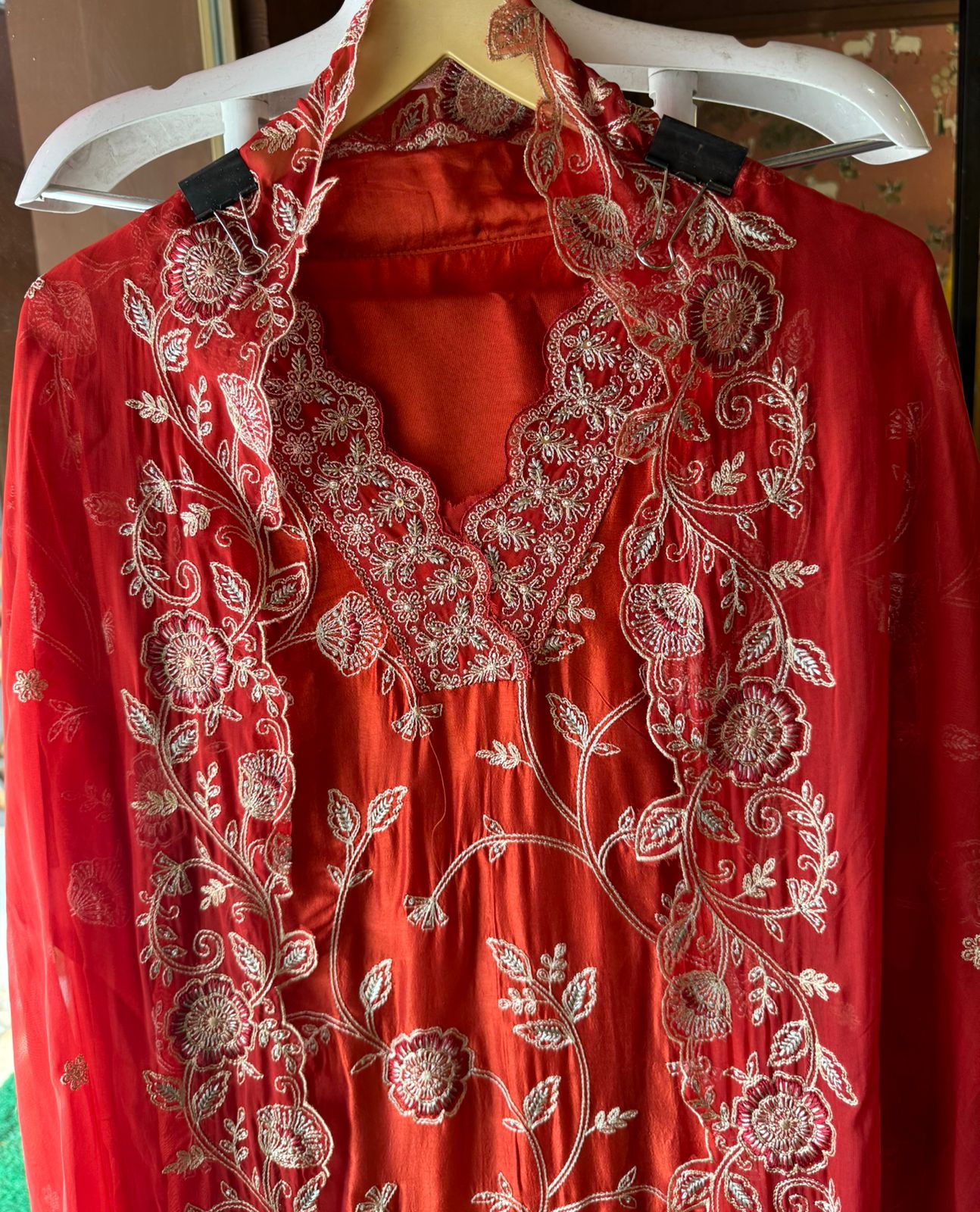 Show our new embroidered Silk Collection