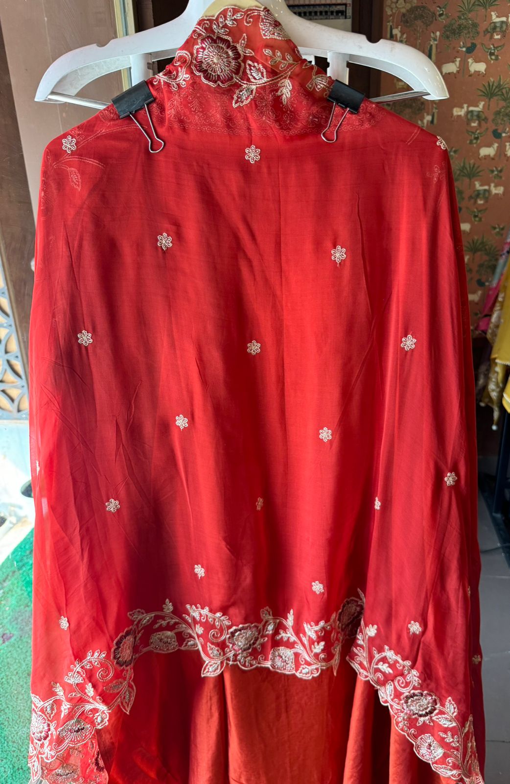 Show our new embroidered Silk Collection