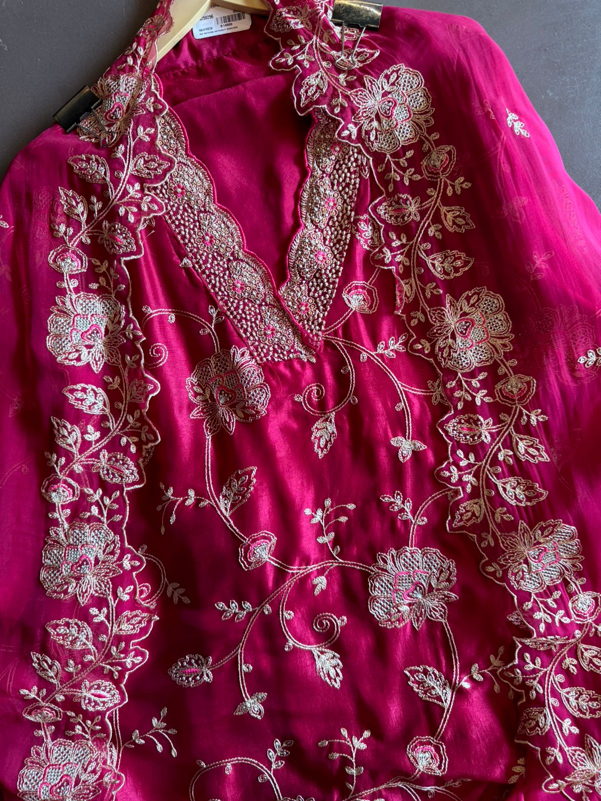 Show our new embroidered Silk Collection