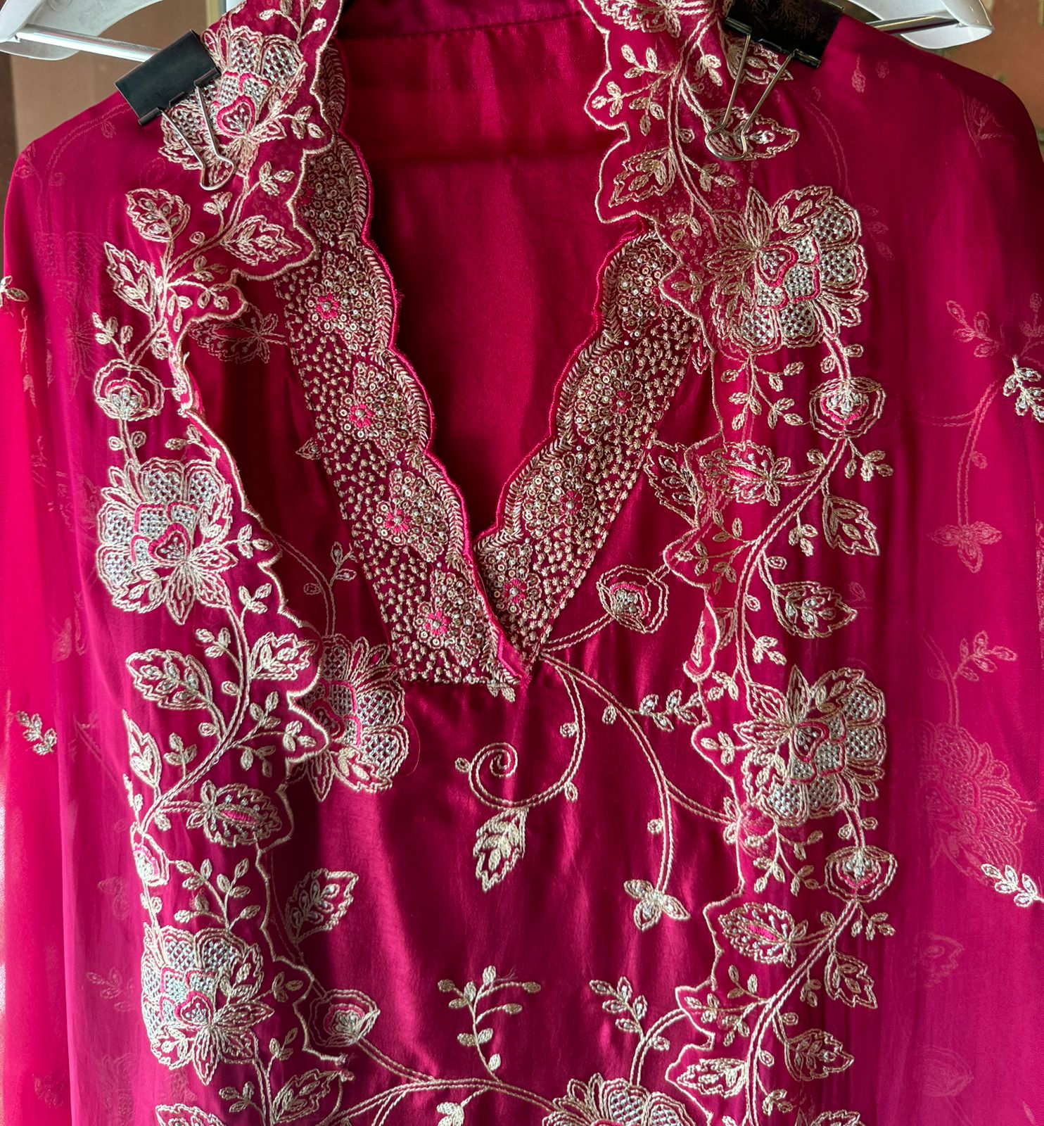 Show our new embroidered Silk Collection