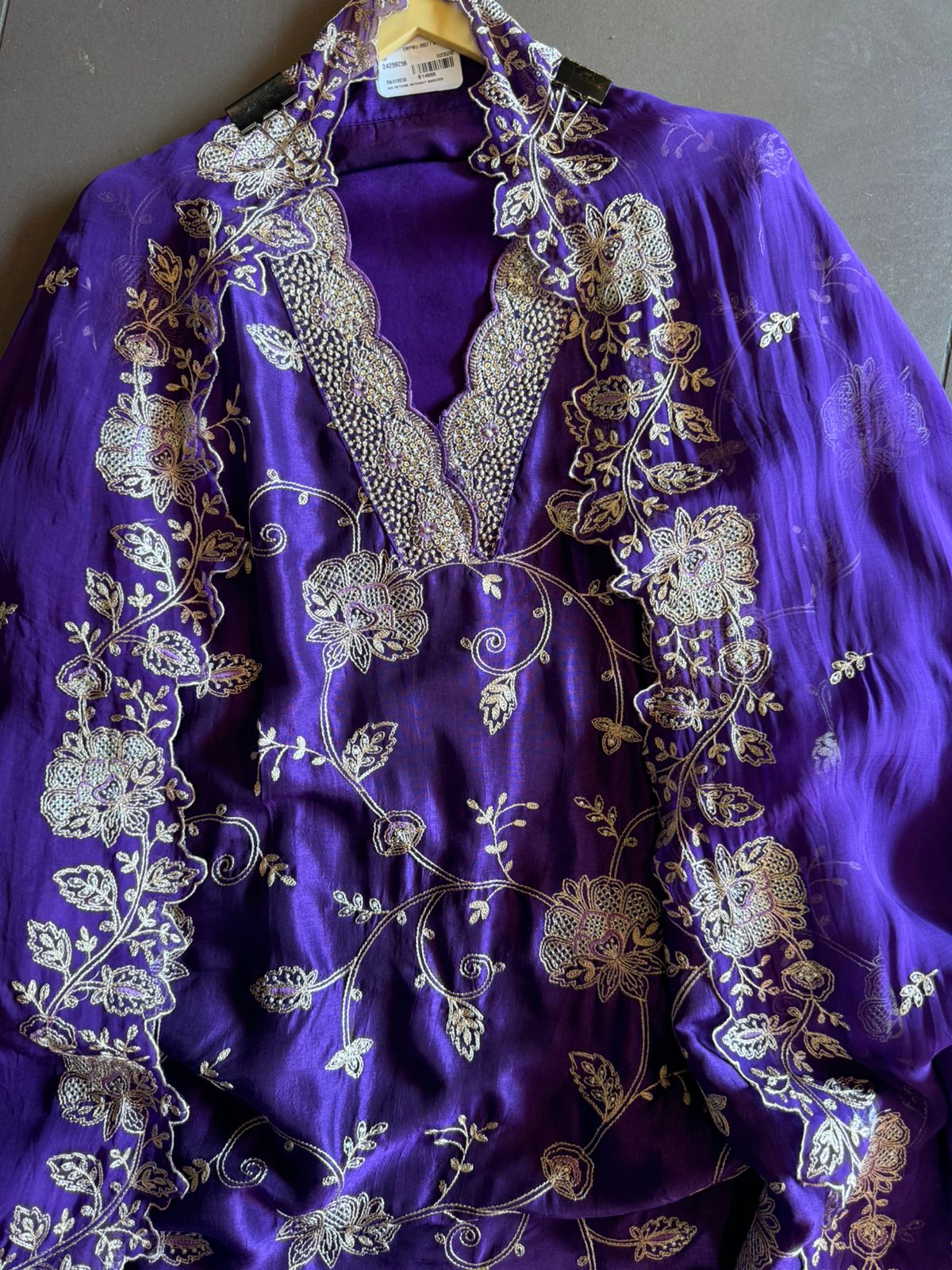 Show our new embroidered Silk Collection