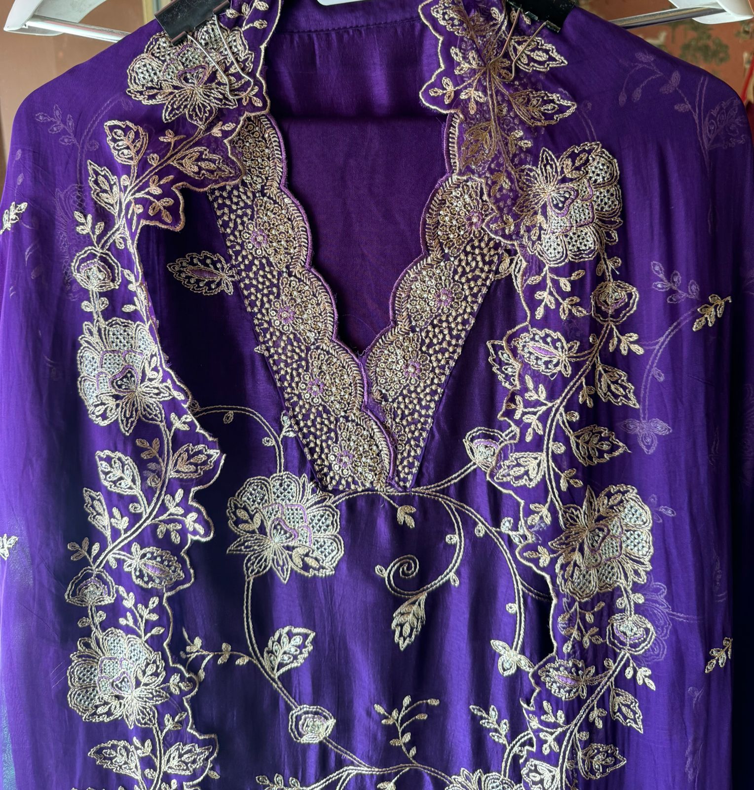 Show our new embroidered Silk Collection