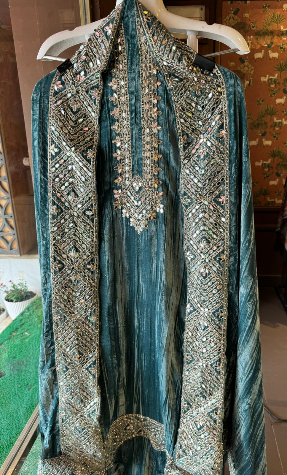 Crushed velvet unstitched Suit