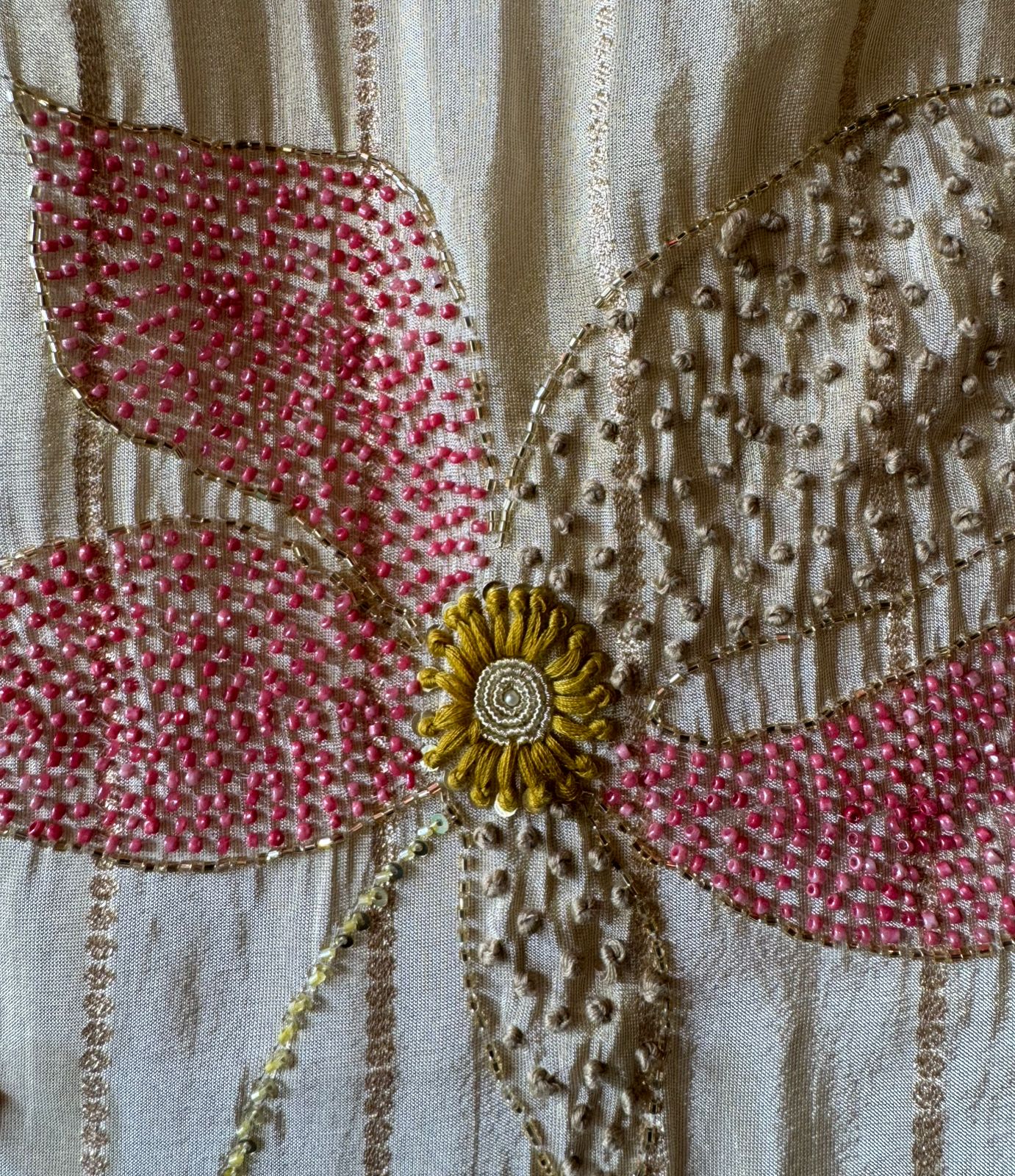 Mul tissue with self weaving design on the shirt