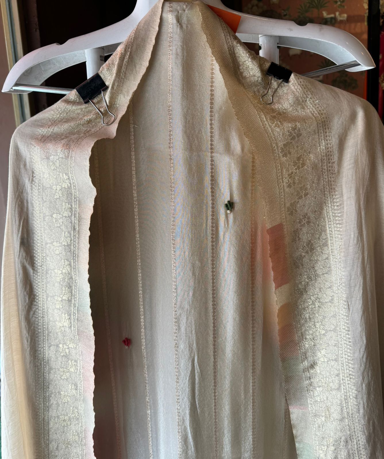 Mul tissue with self weaving design on the shirt