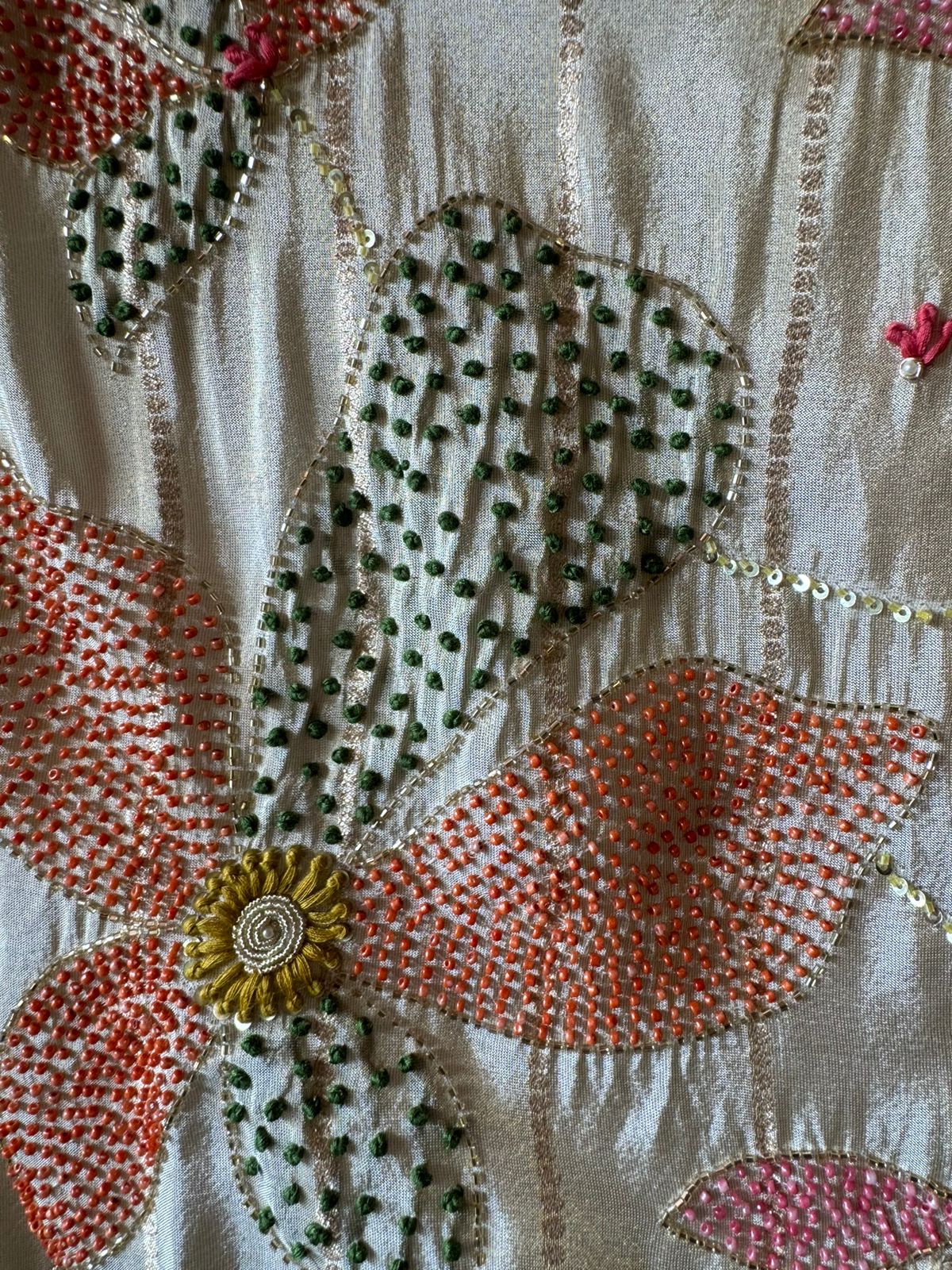 Mul tissue with self weaving design on the shirt