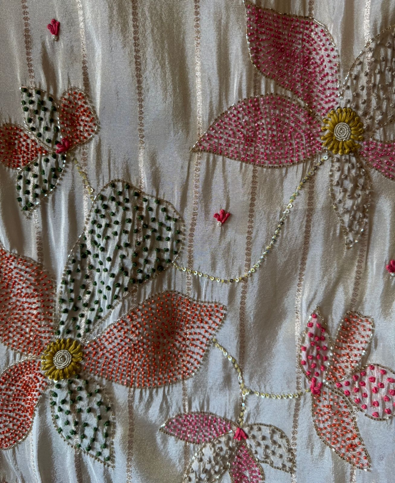 Mul tissue with self weaving design on the shirt