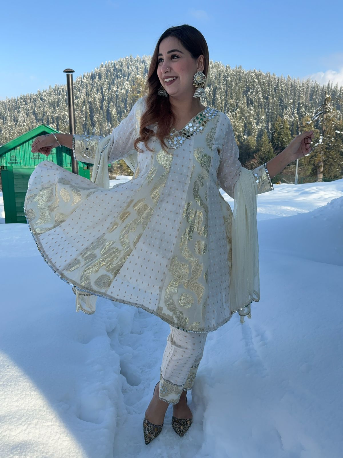 Presenting a very gorgeous stitched ivory full flared Anarkali suit with duppatta