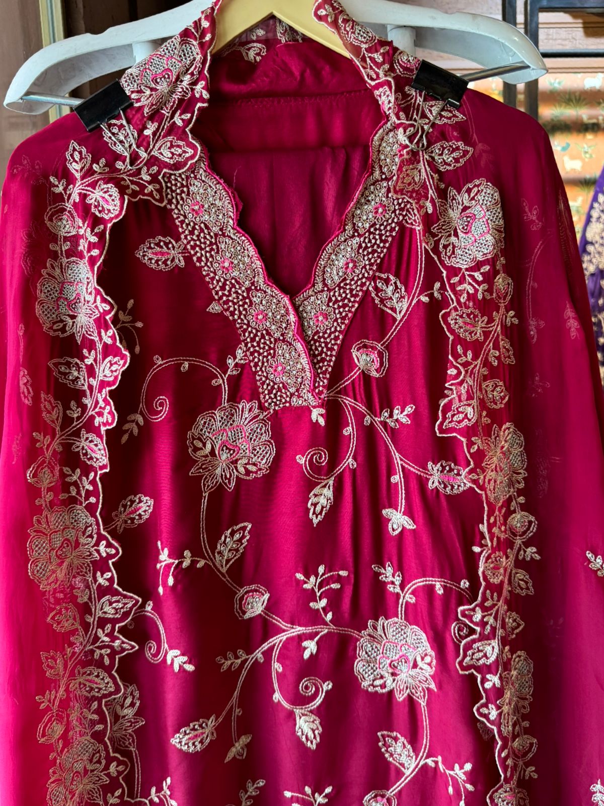 Show our new embroidered Silk Collection