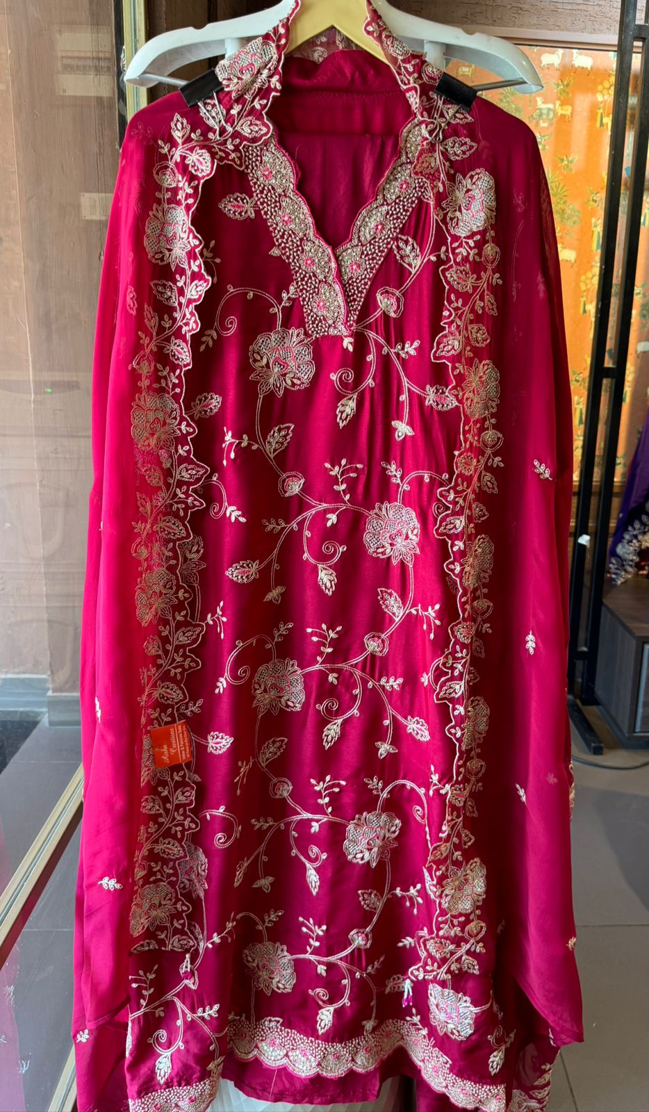 Show our new embroidered Silk Collection