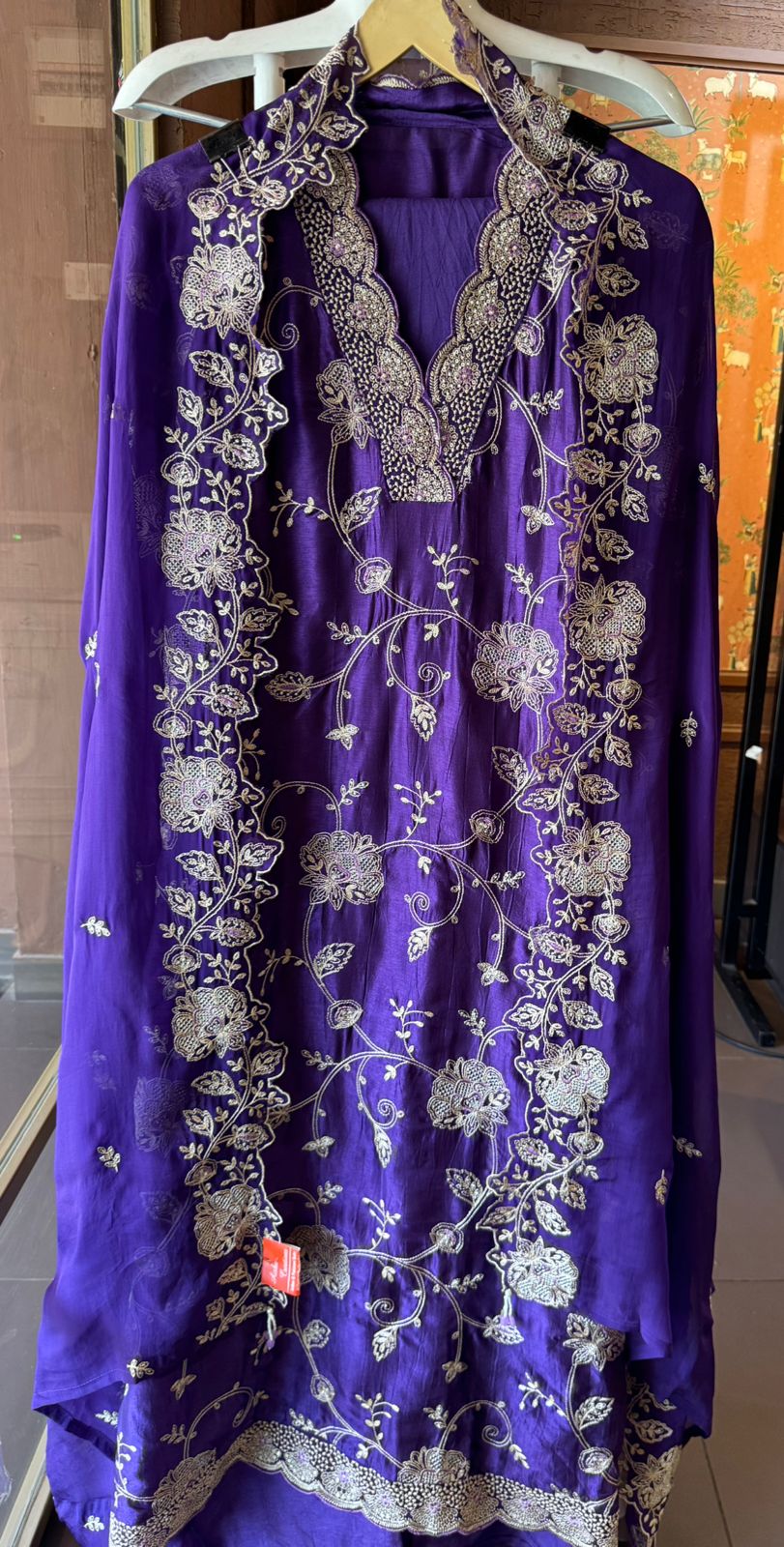 Show our new embroidered Silk Collection