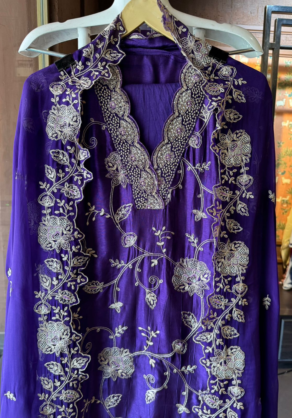 Show our new embroidered Silk Collection