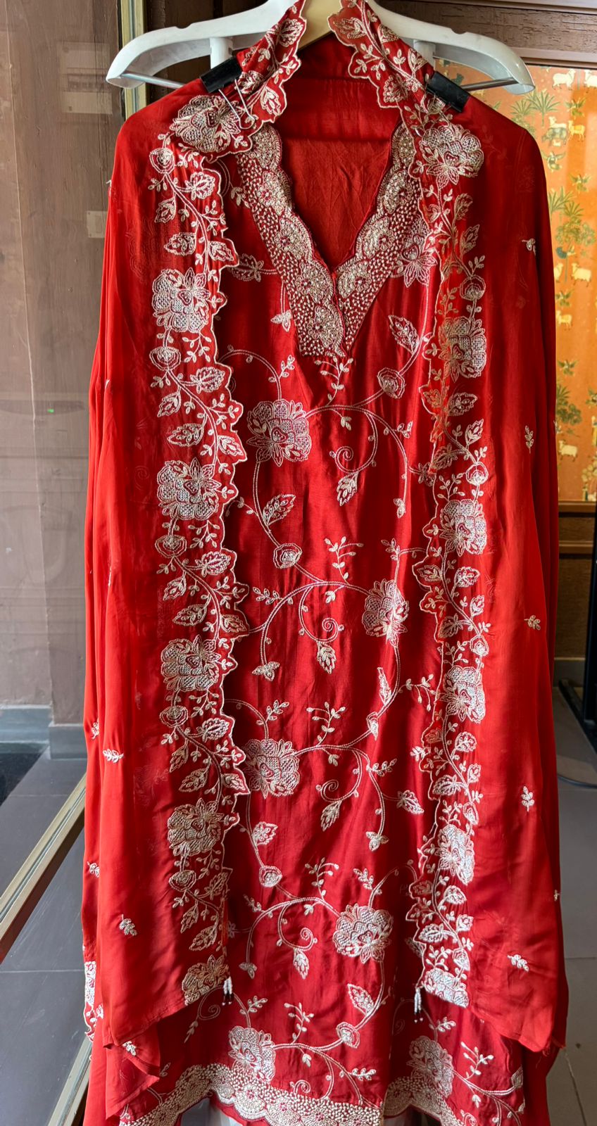 Show our new embroidered Silk Collection