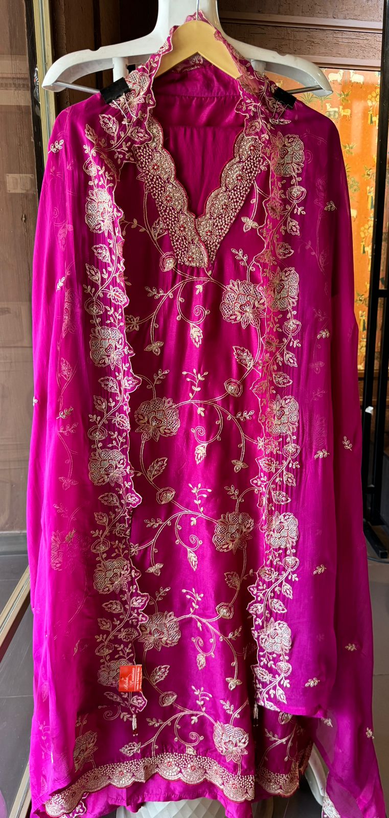 Show our new embroidered Silk Collection