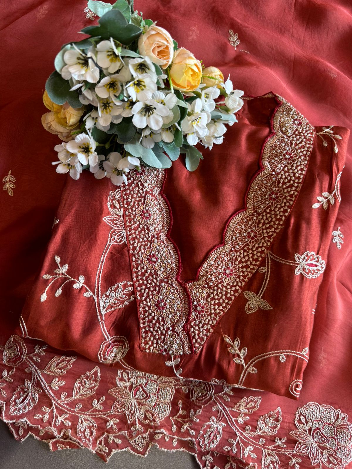 Show our new embroidered Silk Collection
