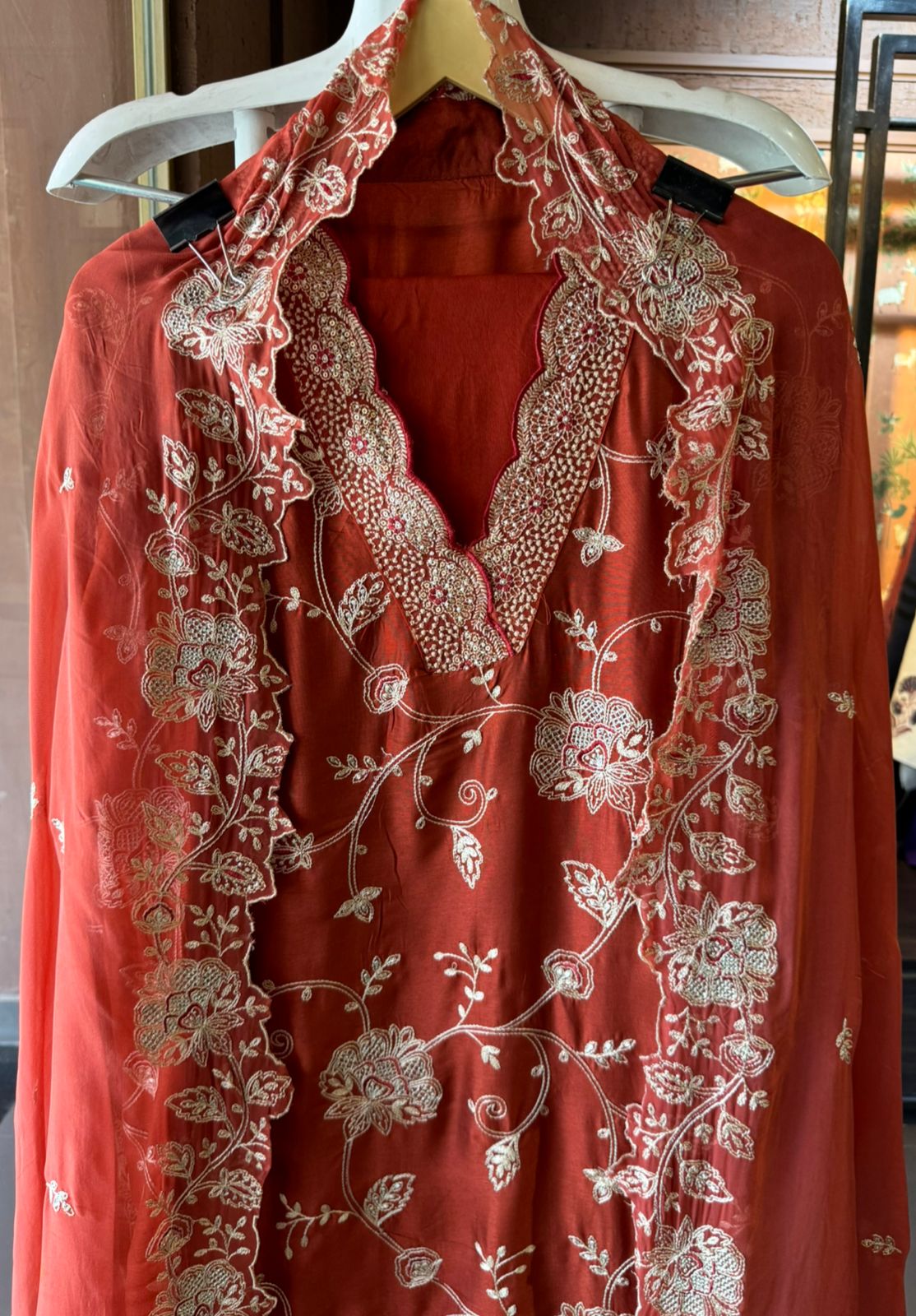 Show our new embroidered Silk Collection