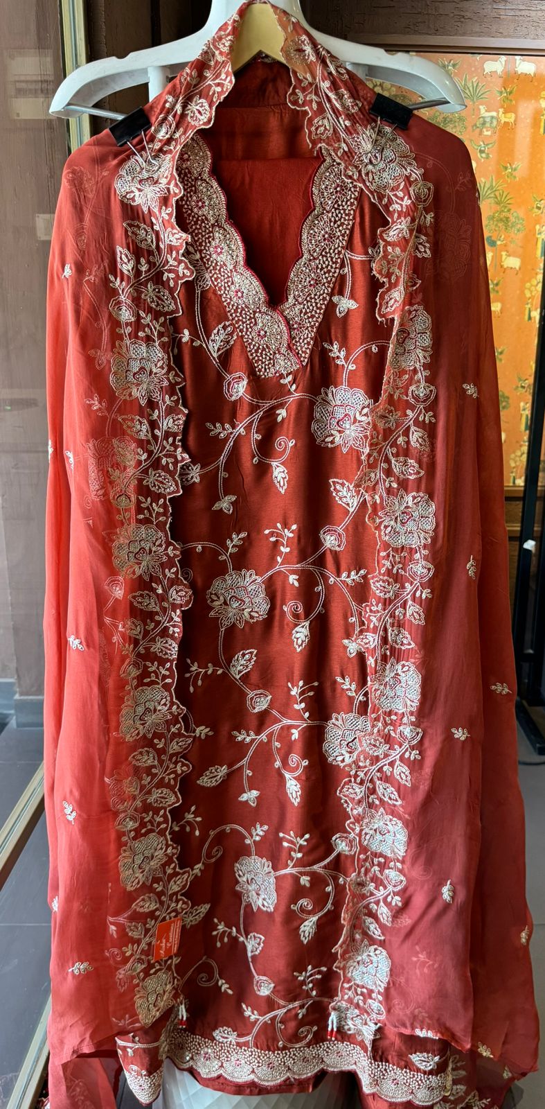 Show our new embroidered Silk Collection