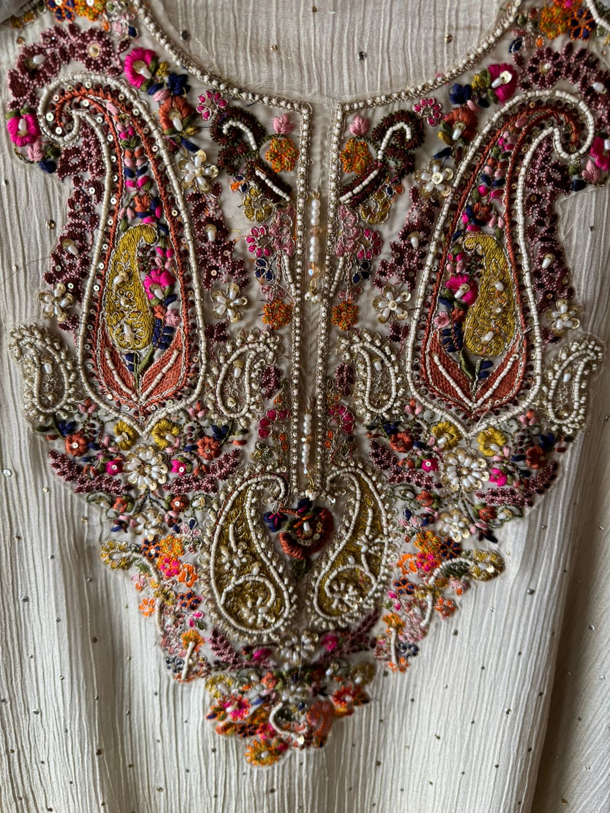 Crushed tissue unstitched shirt design with stone highlighting overall the shirt front