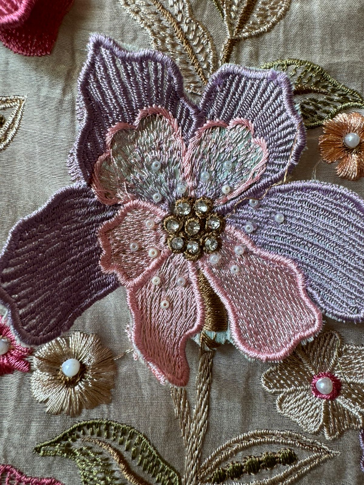 Heavily embroidered Floral kadhai on the daama