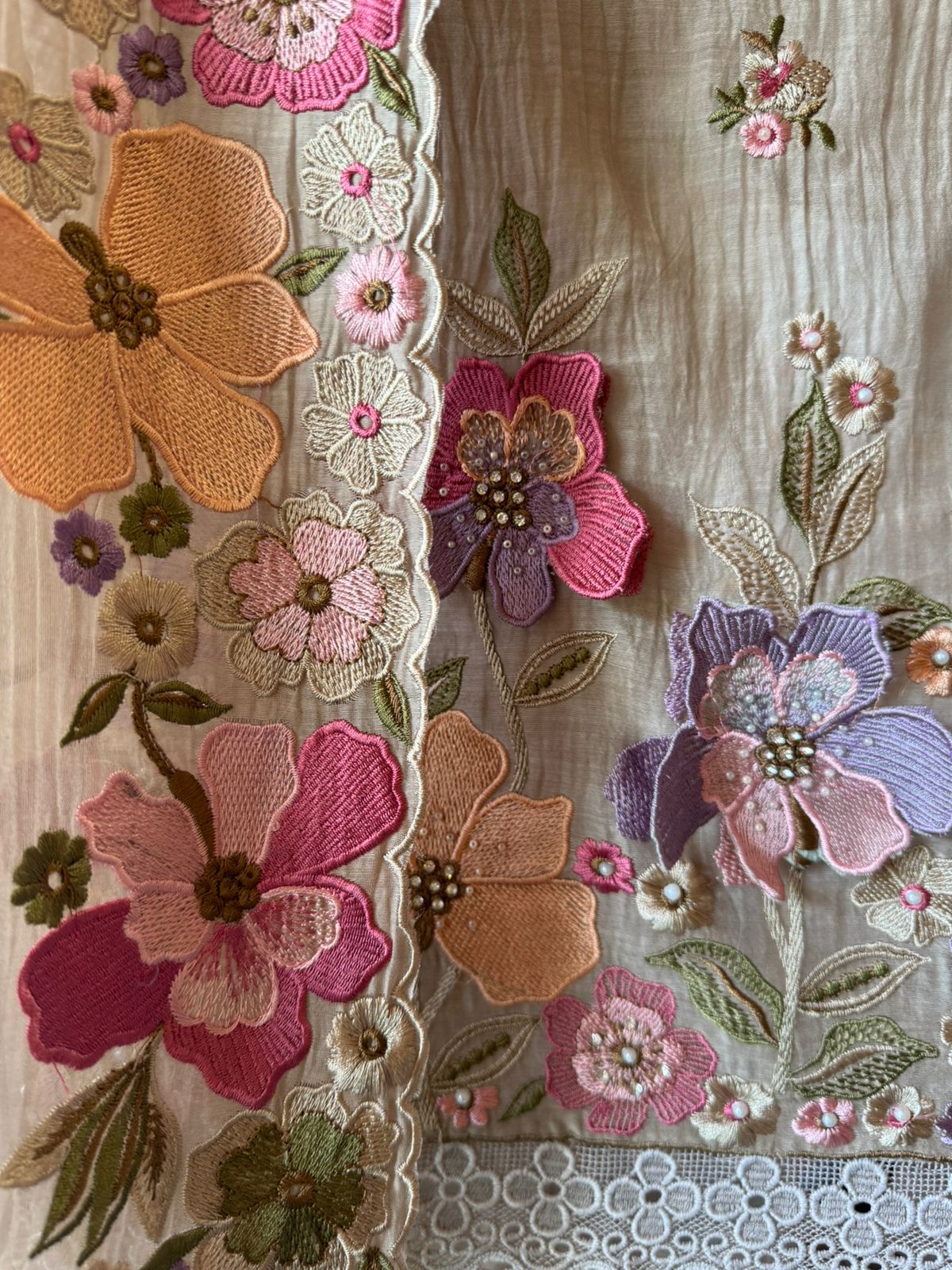 Heavily embroidered Floral kadhai on the daama