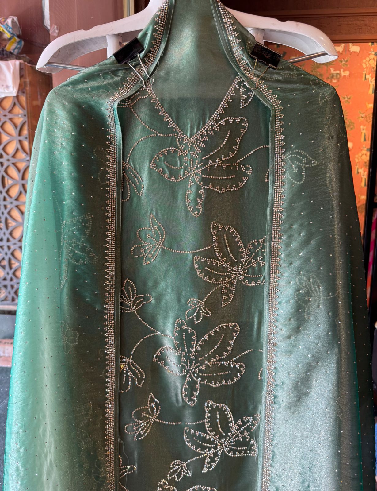 BEAUTIFUL UNSTITCHED SUIT DESIGN ON TISSUE