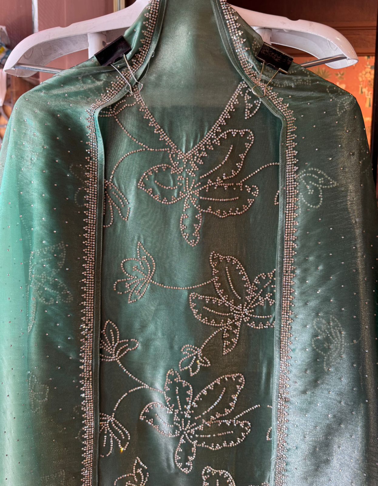 BEAUTIFUL UNSTITCHED SUIT DESIGN ON TISSUE