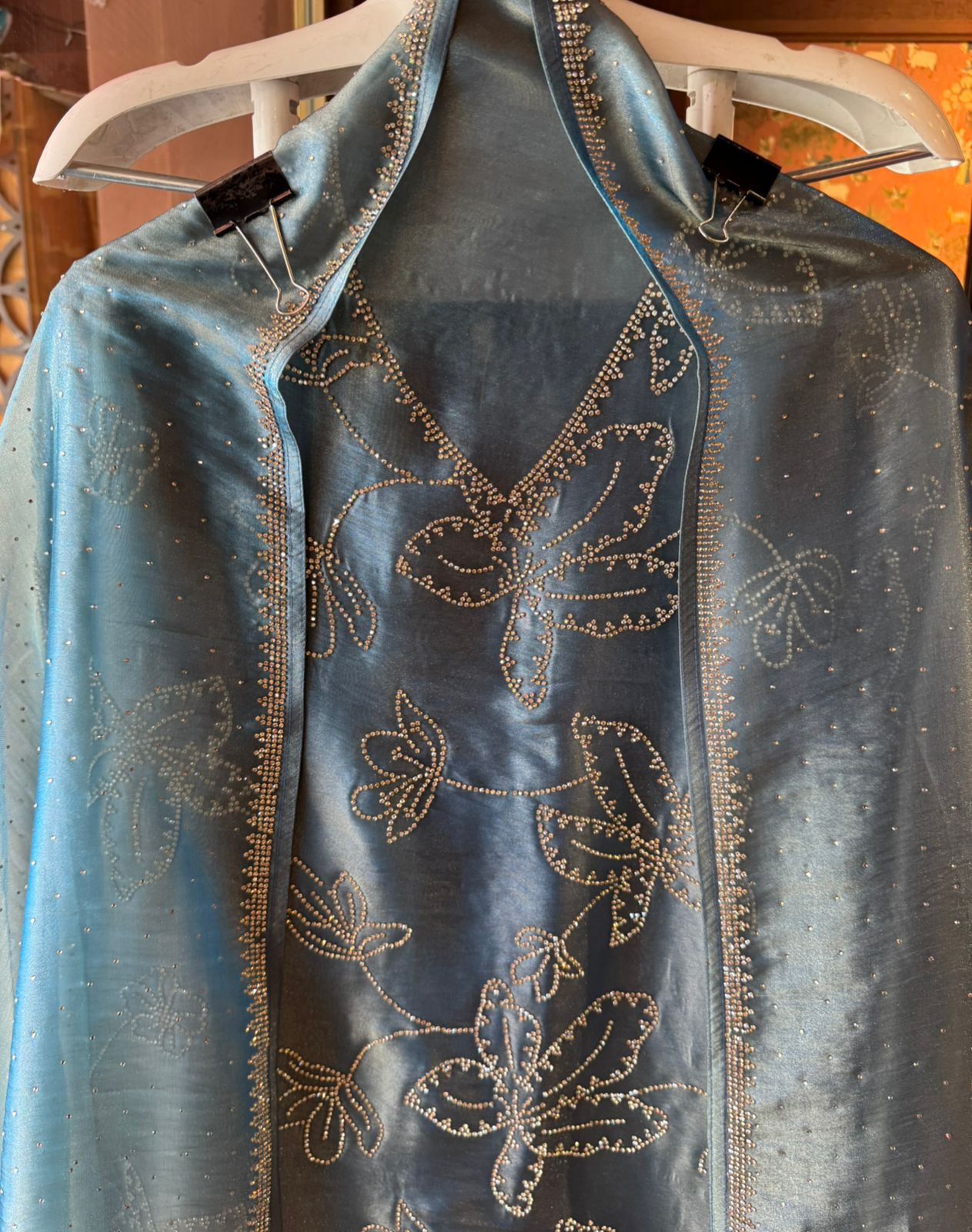 BEAUTIFUL UNSTITCHED SUIT DESIGN ON TISSUE