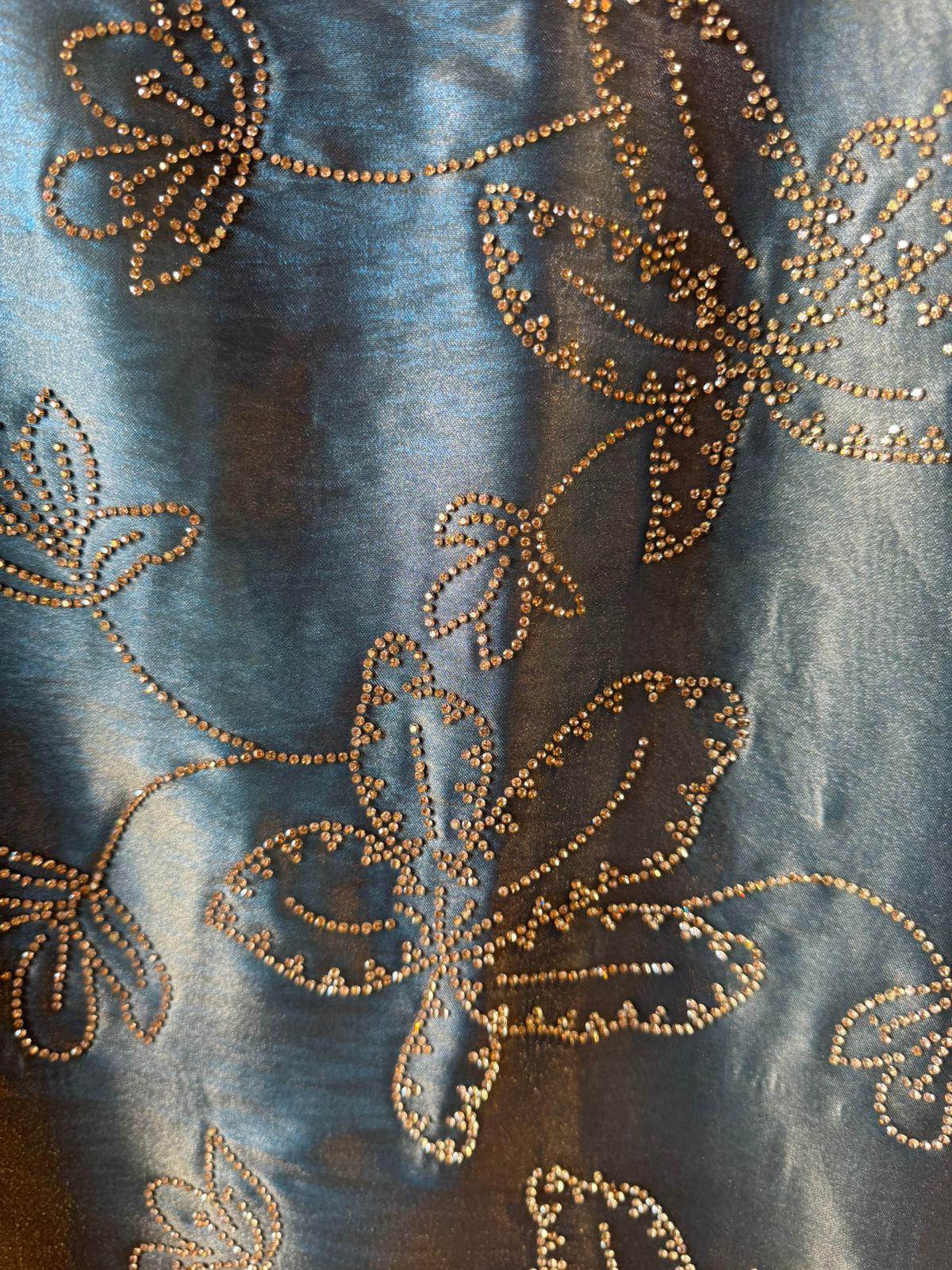 BEAUTIFUL UNSTITCHED SUIT DESIGN ON TISSUE