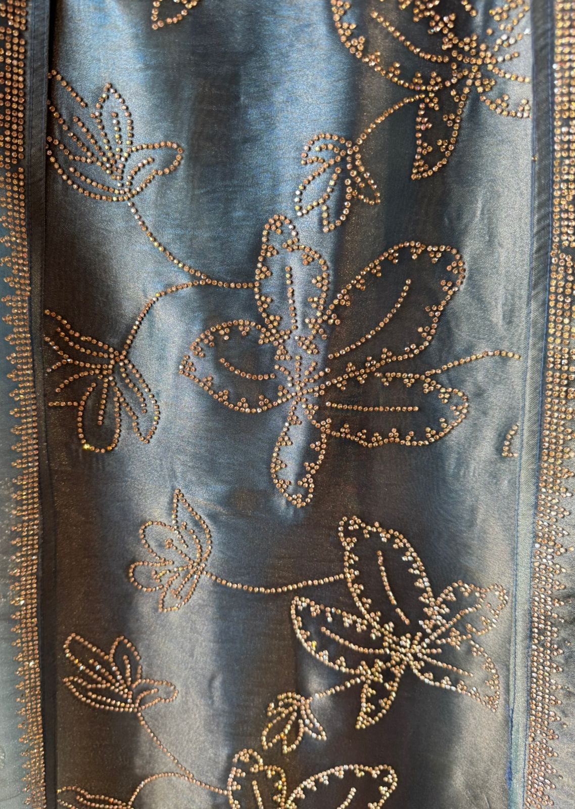 BEAUTIFUL UNSTITCHED SUIT DESIGN ON TISSUE