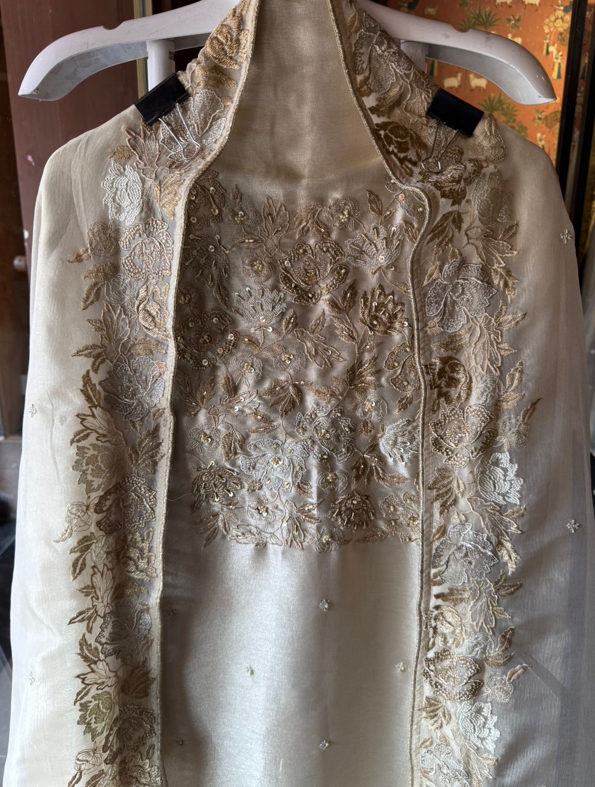 Luxurious suit set with elegant embroidery