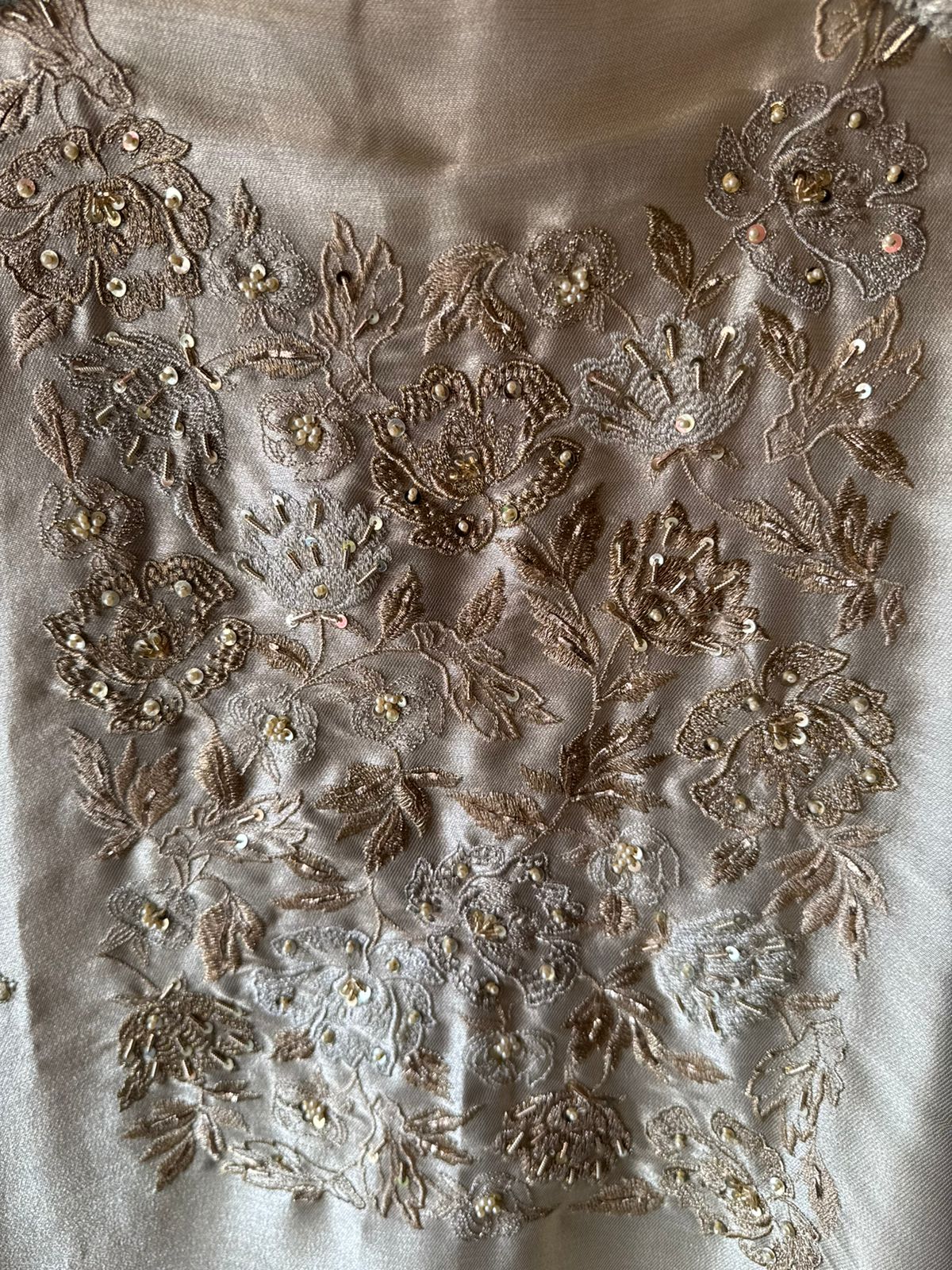 Luxurious suit set with elegant embroidery