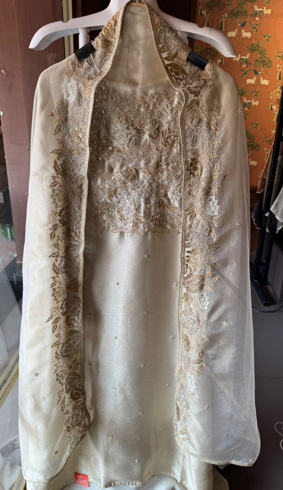 Luxurious suit set with elegant embroidery