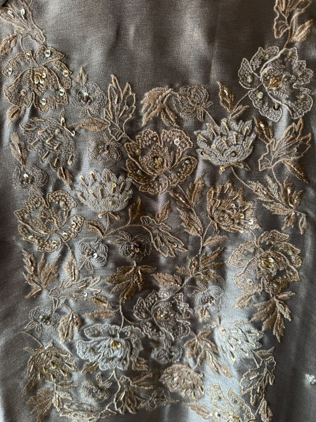 Luxurious suit set with elegant embroidery