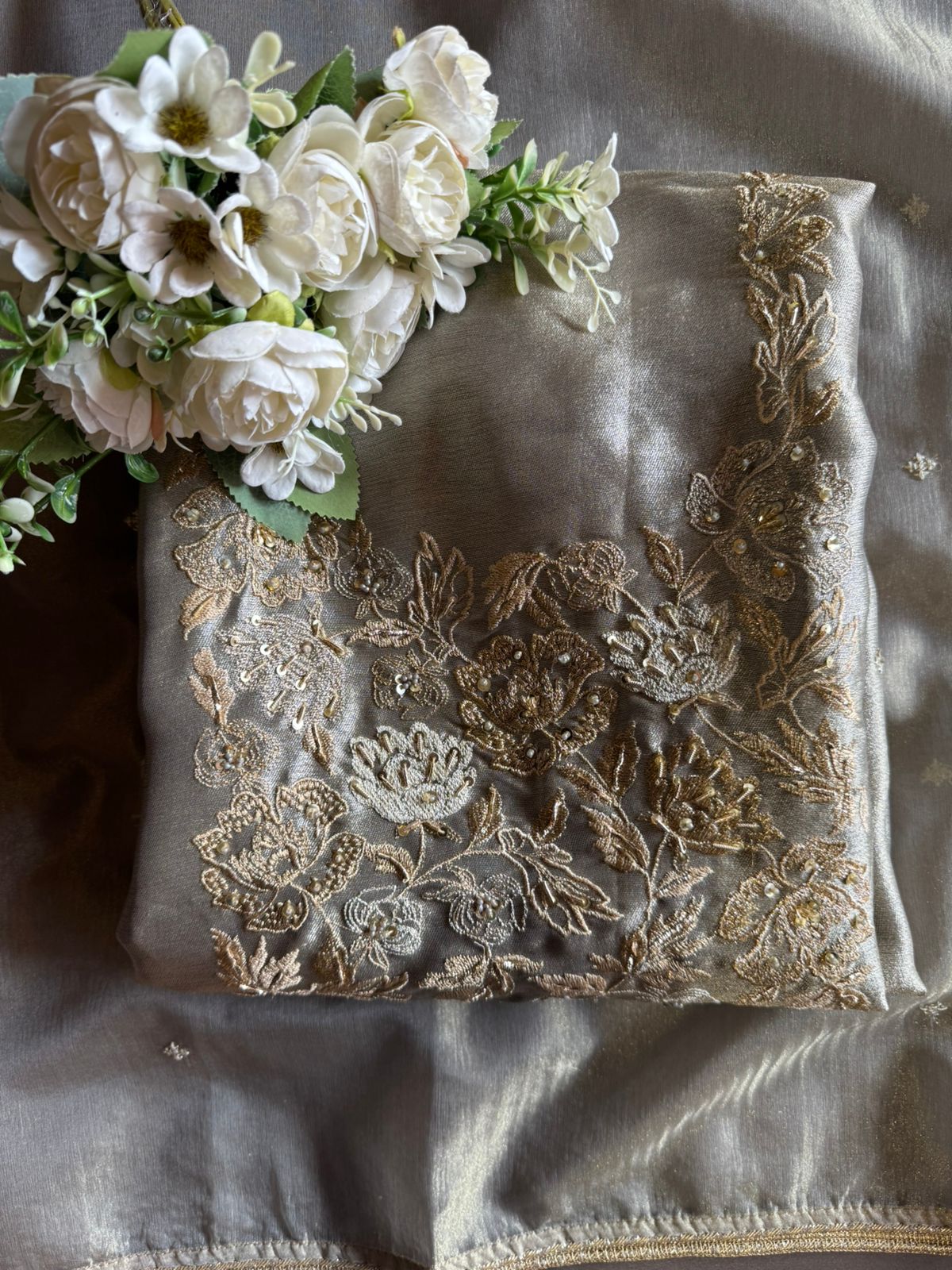 Luxurious suit set with elegant embroidery