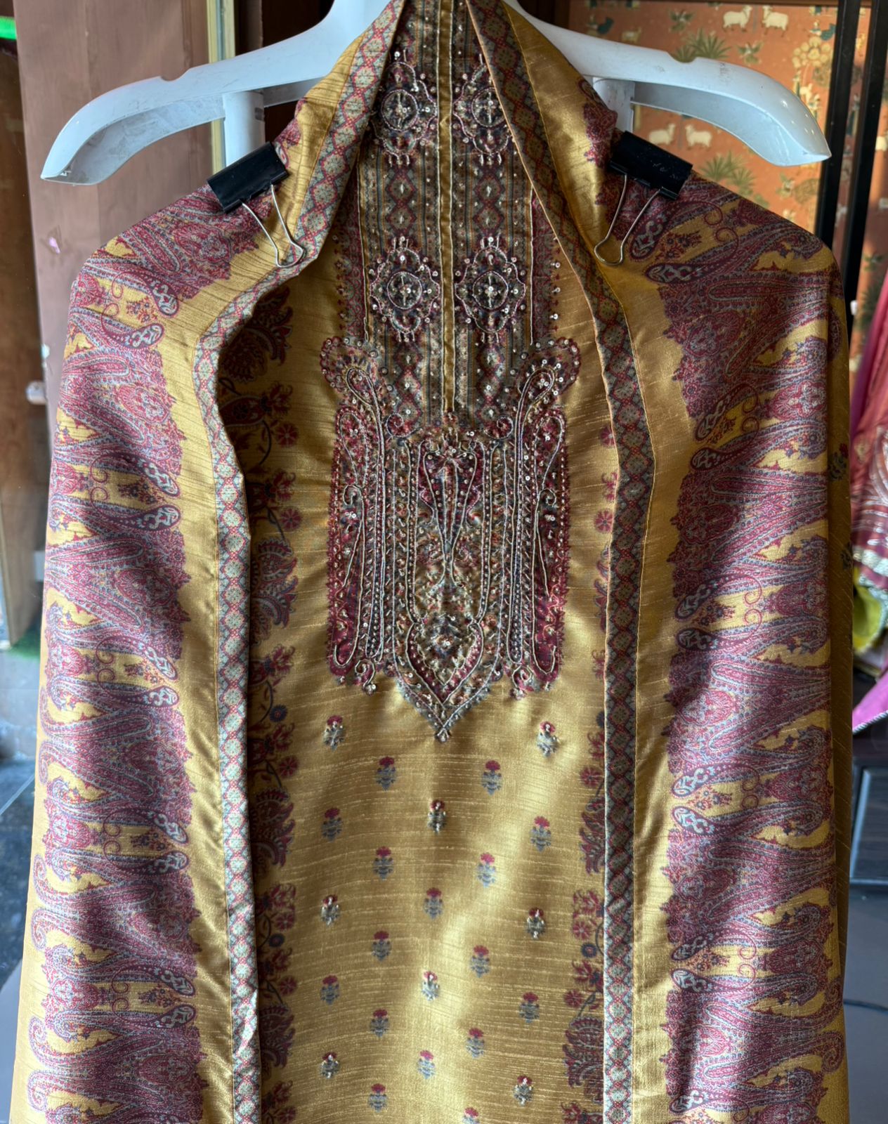 Traditional motifs rich suit set